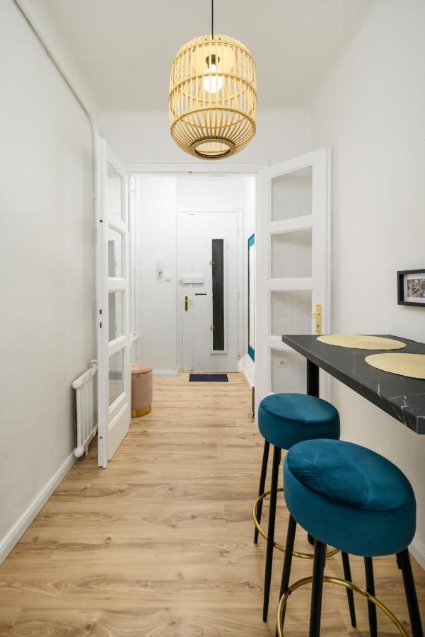 Stylish Spot By The River Danube Budapest Luaran gambar